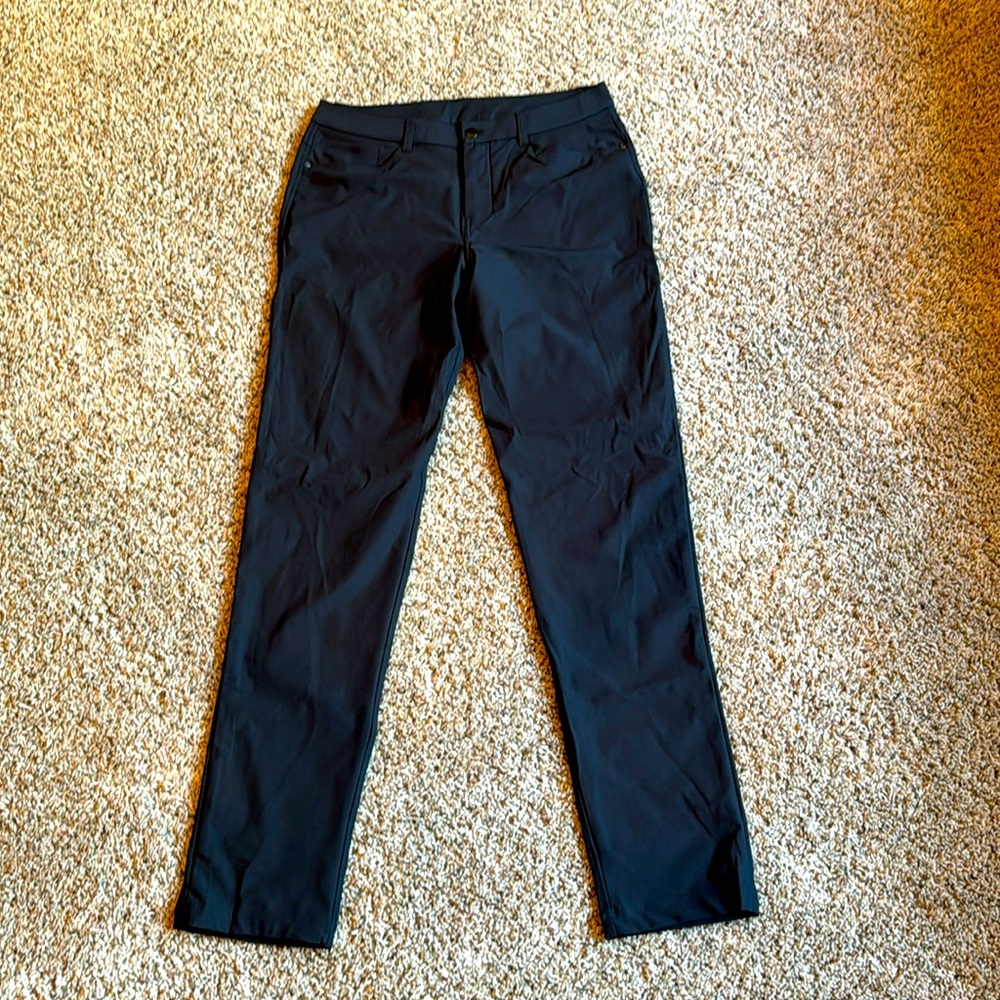 Like new men’s Lululemon black ABC Pants size 33x37- like new